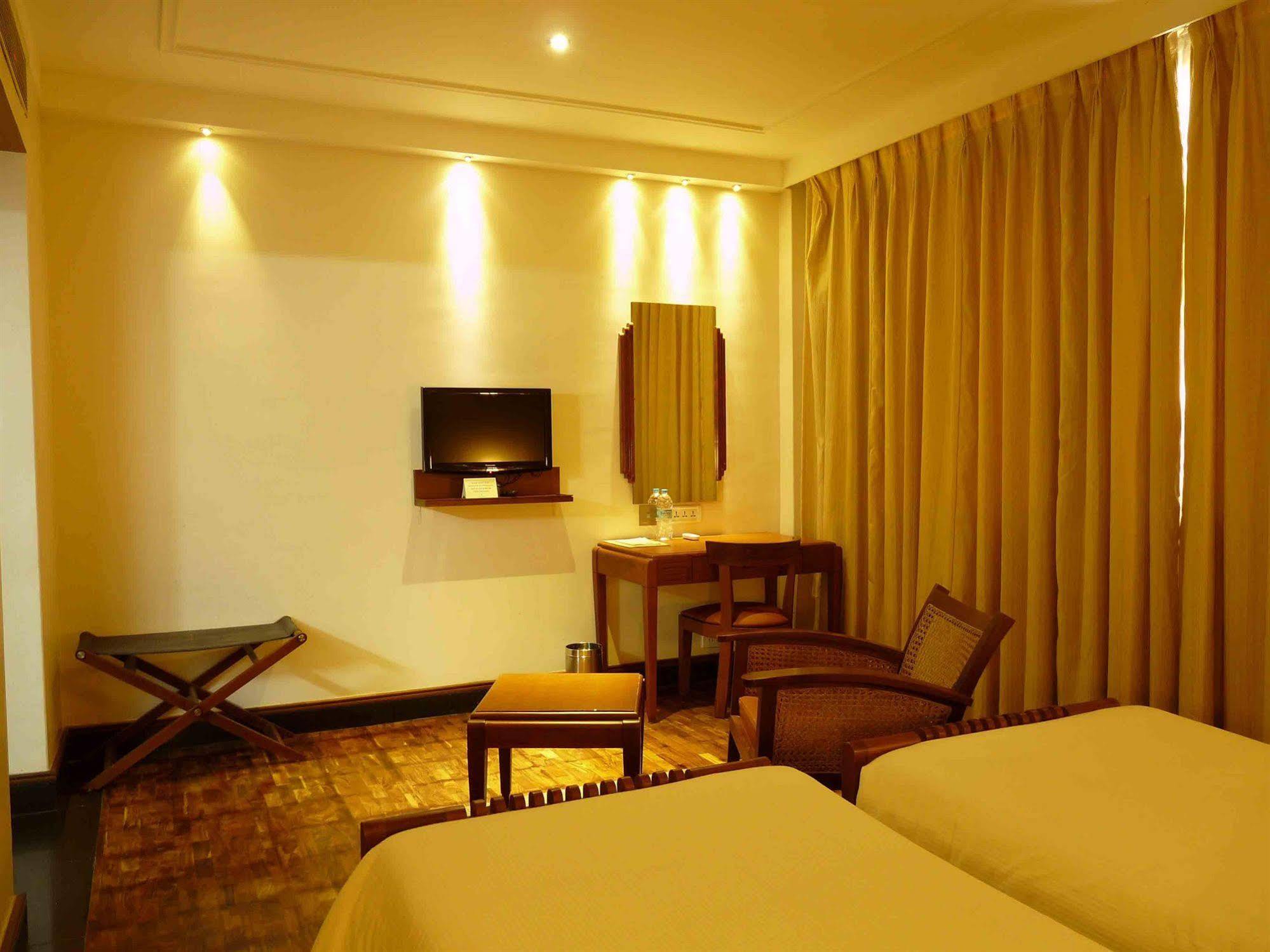 Grand Hotel Kochi Bagian luar foto
