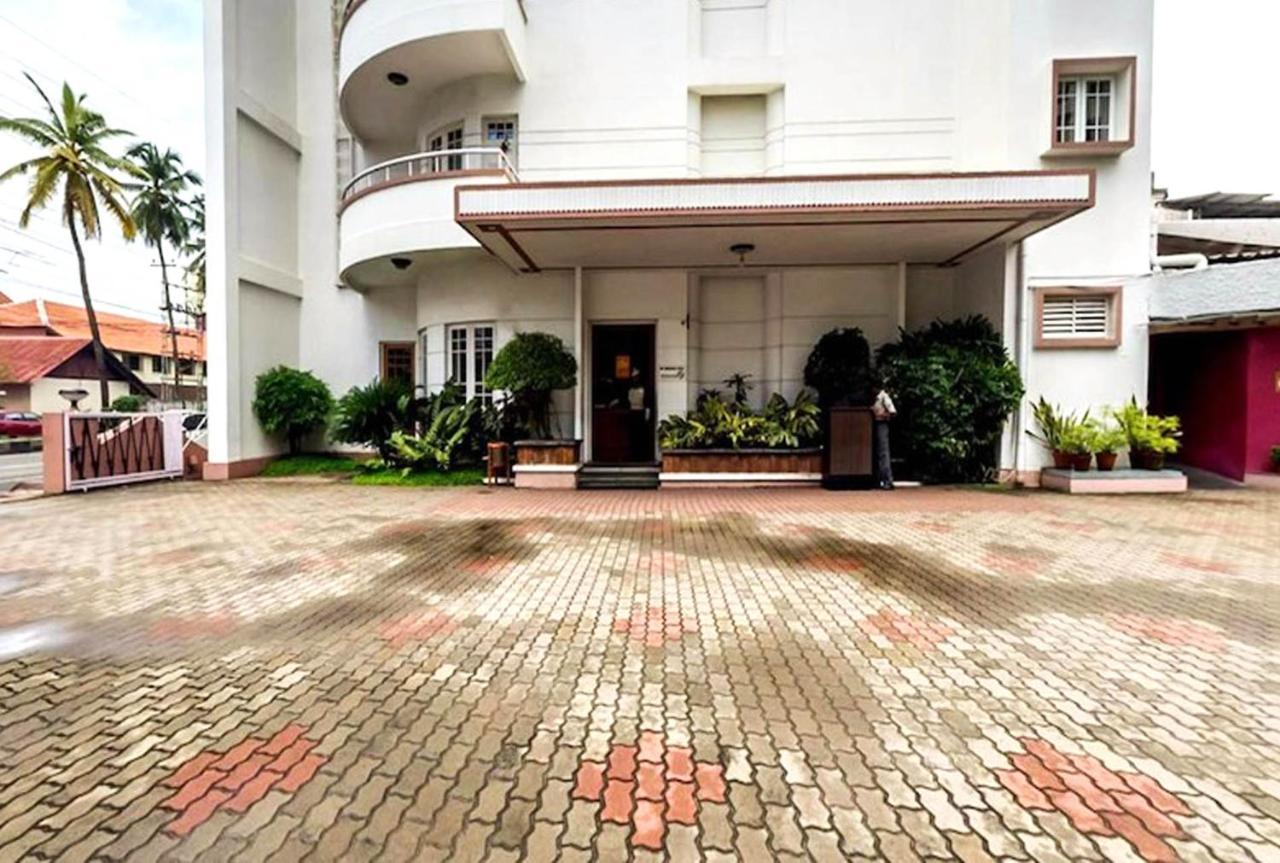 Grand Hotel Kochi Bagian luar foto