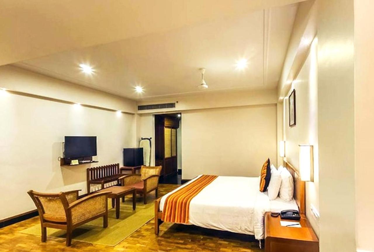 Grand Hotel Kochi Bagian luar foto