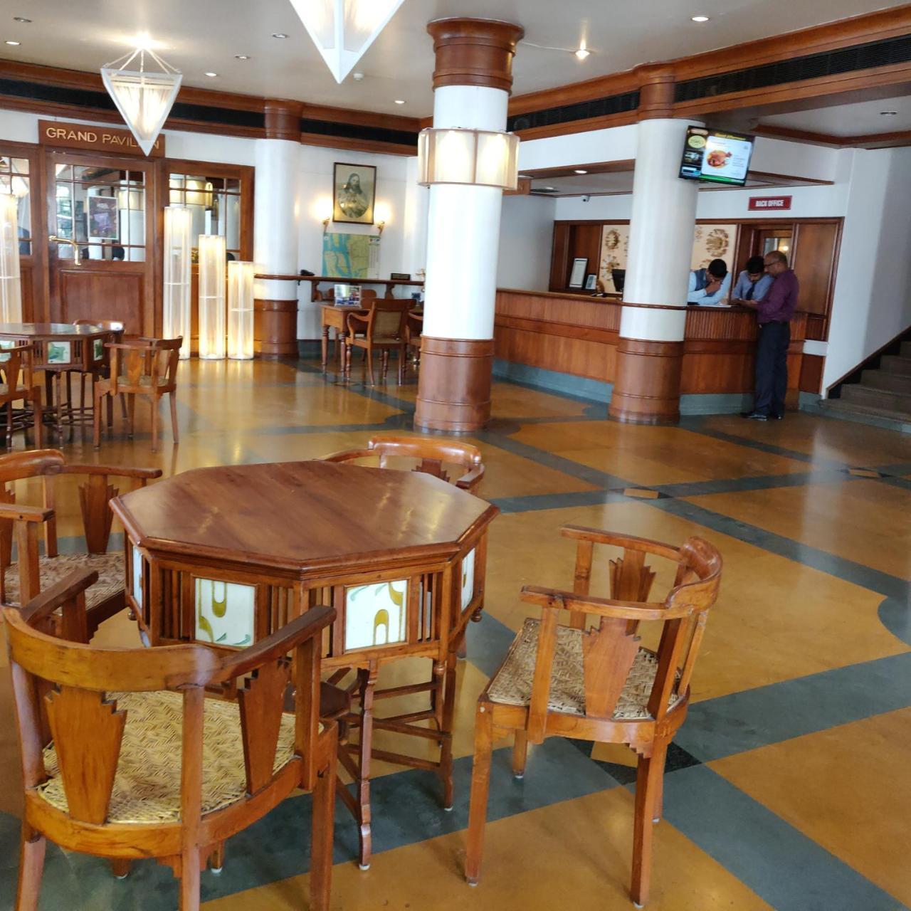 Grand Hotel Kochi Bagian luar foto
